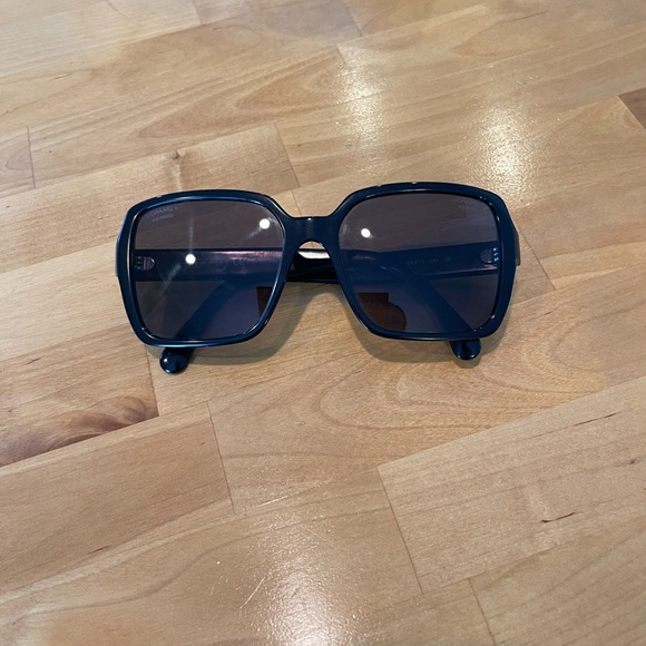 CHANEL 5408 black sunglasses! Sold out. - Picture 3 of 6